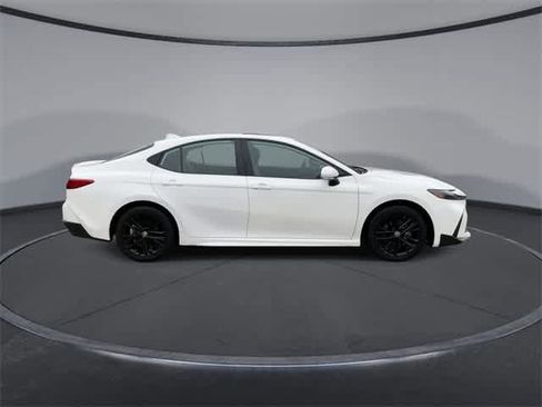 Used 2025 Toyota Camry SE image 9