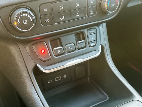 Used 2018 GMC Terrain SLE image 23