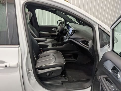 Used 2026 Chrysler Pacifica Limited FWD image 28