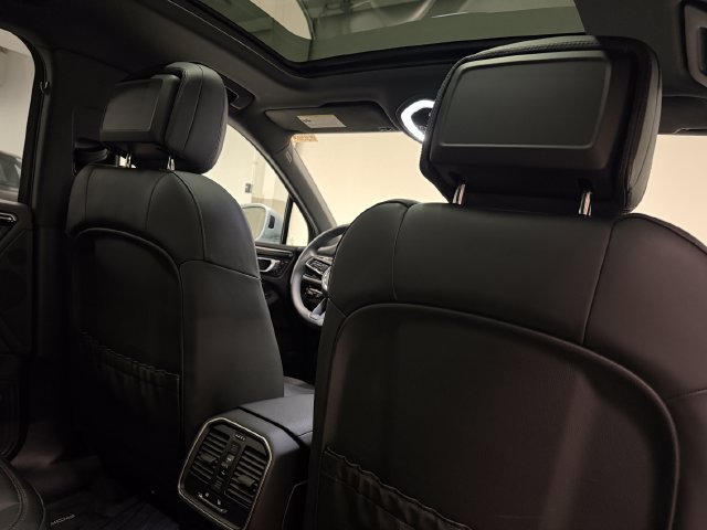 Certified 2024 Porsche Macan AWD/4WD image 29
