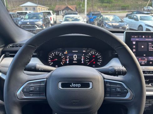 Used 2025 Jeep Compass Limited image 21