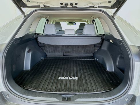 Used 2022 Toyota RAV4 XLE Premium image 18