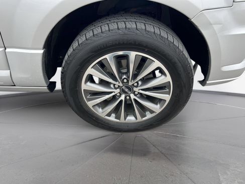 Used 2017 Lincoln Navigator Select image 10