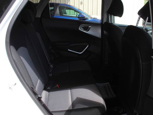 Used 2025 Kia Soul LX w/ LX Technology Package FWD image 11