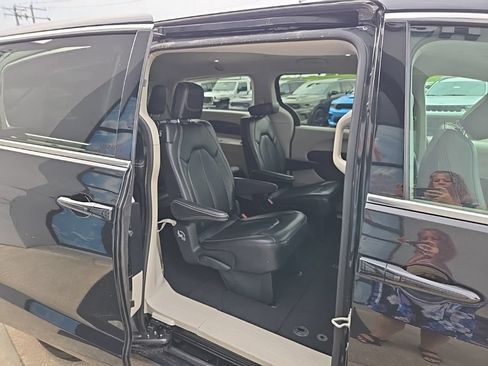 Used 2023 Chrysler Pacifica Touring-L FWD image 73