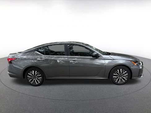 Used 2025 Nissan Altima 2.5 SV FWD image 14