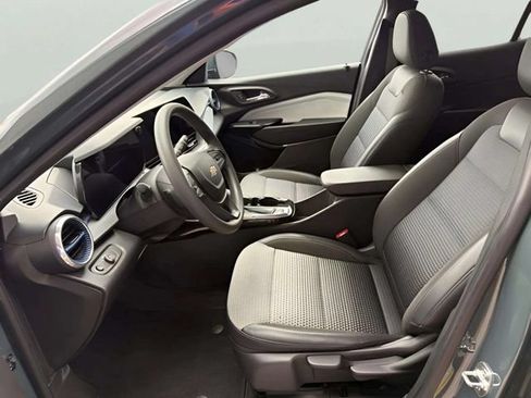 Used 2025 Chevrolet Trax LT FWD image 8