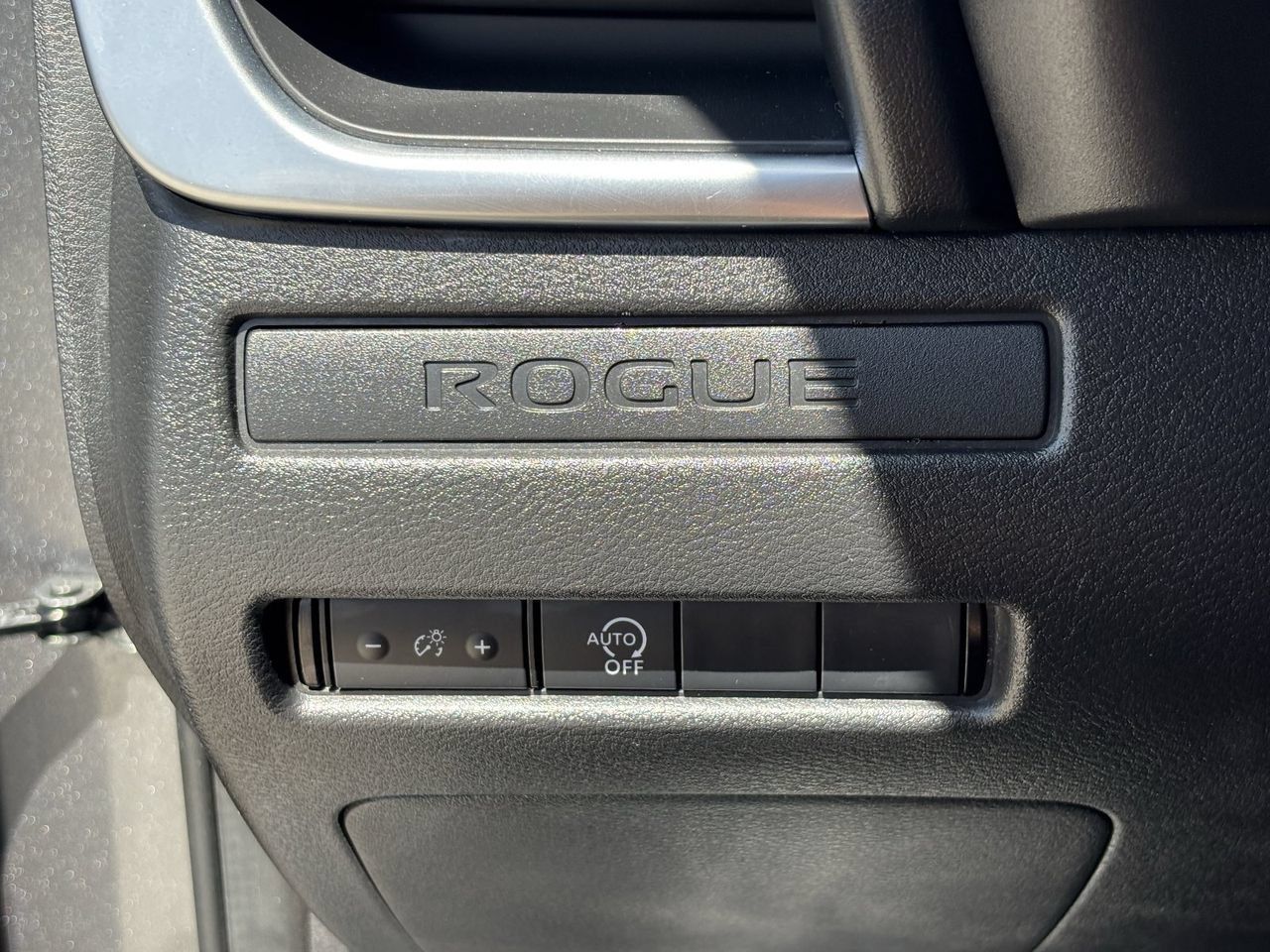 Used 2024 Nissan Rogue S FWD image 29