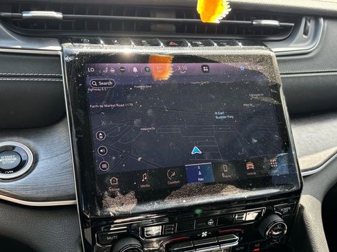 Used 2023 Jeep Grand Cherokee L Limited w/ Luxury Tech Group II image 9