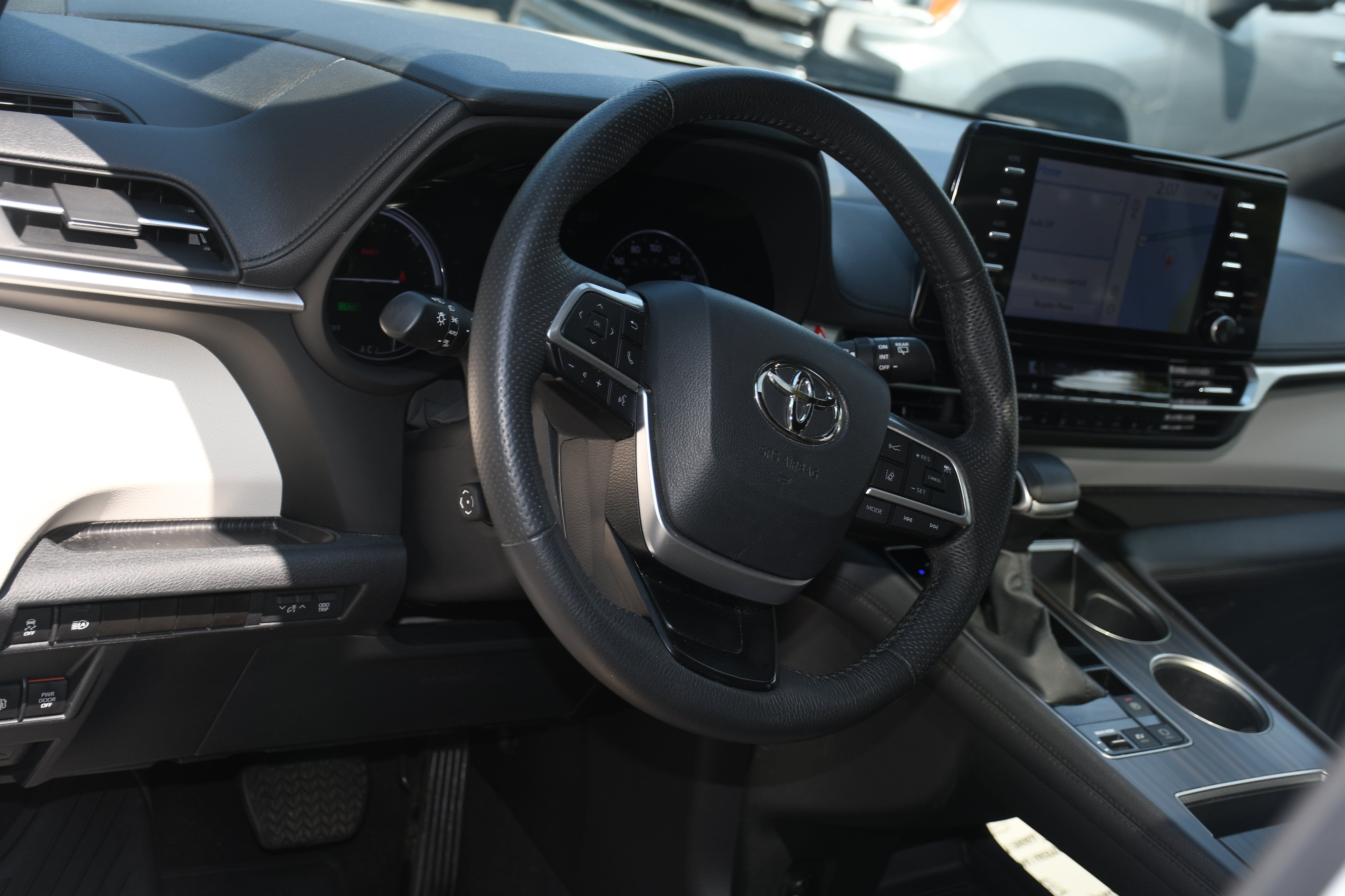 Certified 2024 Toyota Sienna Limited FWD image 9