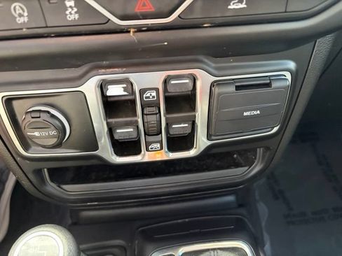 Used 2023 Jeep Gladiator Sport AWD/4WD image 31