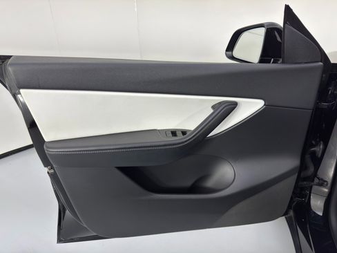 Used 2021 Tesla Model Y Long Range image 43