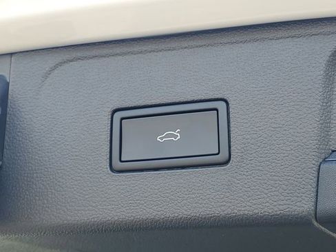 New 2026 Volkswagen Atlas Peak Edition image 9