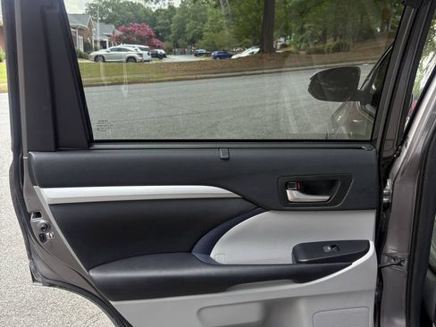 Used 2019 Toyota Highlander XLE FWD image 38