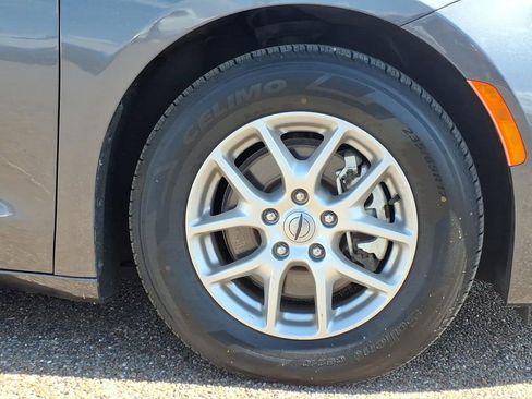 Used 2023 Chrysler Pacifica Touring-L image 11