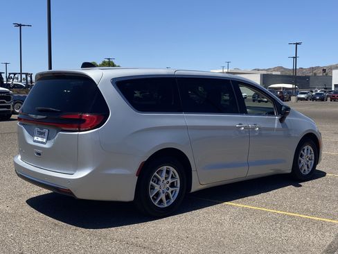 Certified 2024 Chrysler Pacifica Touring-L FWD image 5