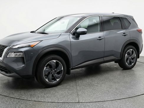Used 2025 Nissan Rogue SV image 3