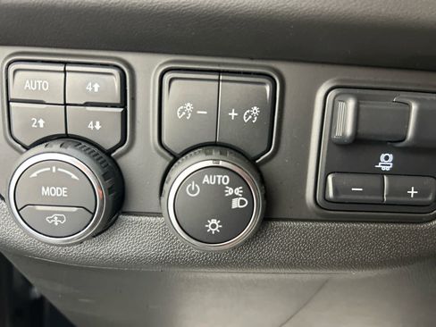 Used 2024 Chevrolet Suburban High Country AWD/4WD image 8