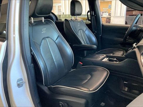 Used 2025 Chrysler Pacifica Limited FWD image 24