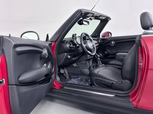 Used 2018 MINI Cooper Convertible image 32