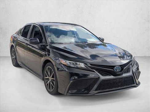 Used 2021 Toyota Camry SE image 3