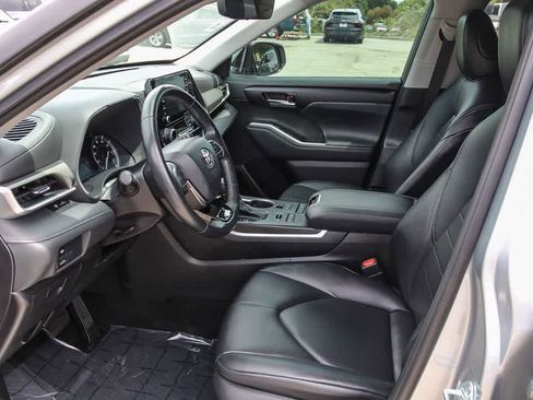 Used 2021 Toyota Highlander XLE AWD/4WD image 19