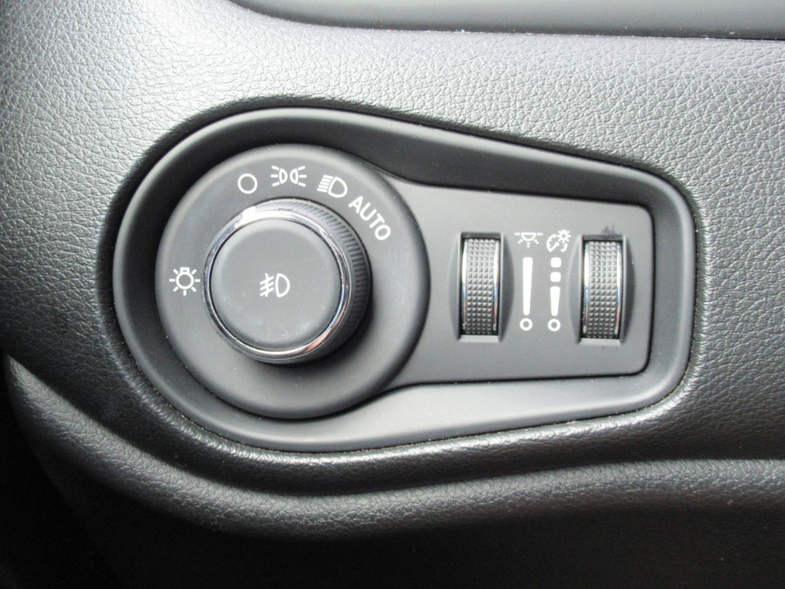Used 2019 Jeep Renegade Latitude FWD image 22