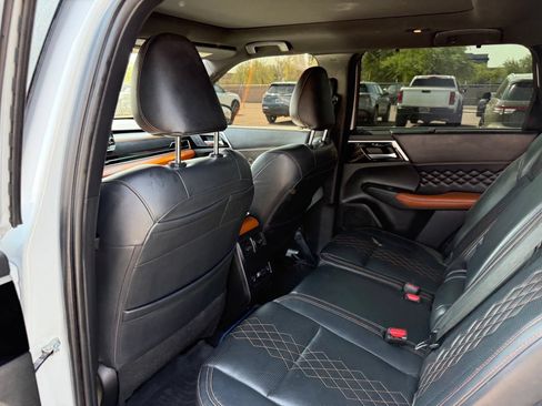 Used 2023 Mitsubishi Outlander 4WD Plug-In Hybrid image 11