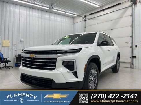 Used 2025 Chevrolet Traverse LT w/ Driver Confidence Package FWD image 6