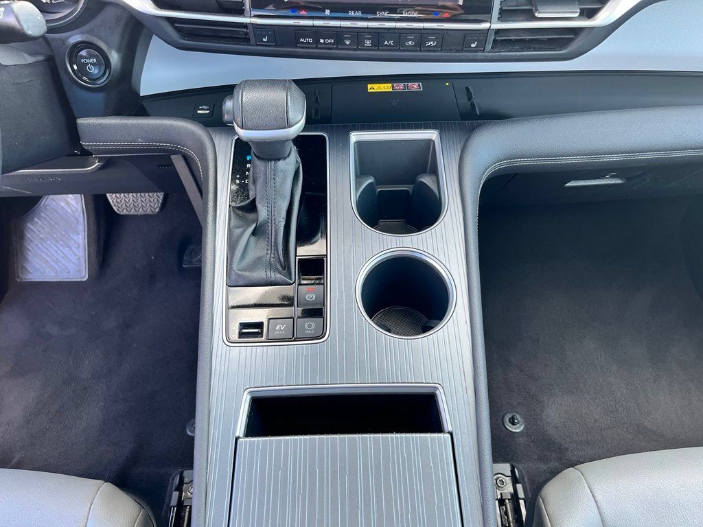 Used 2025 Toyota Sienna XLE FWD image 17