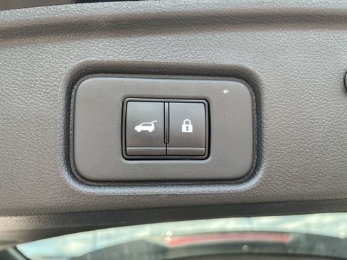 Used 2025 Nissan Pathfinder SL w/ SL Premium Package AWD/4WD image 12