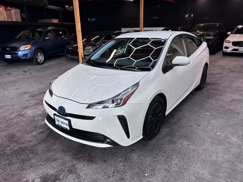 Used 2022 Toyota Prius LE FWD image 3
