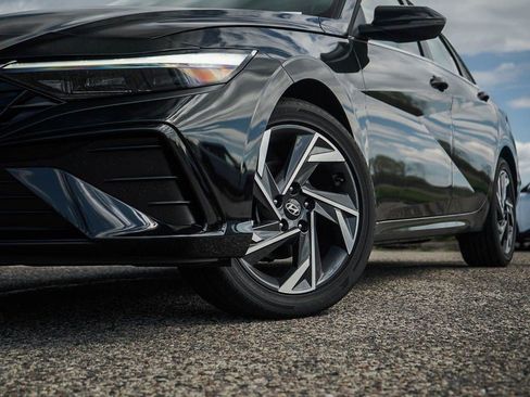 New 2026 Hyundai Elantra Limited FWD image 6