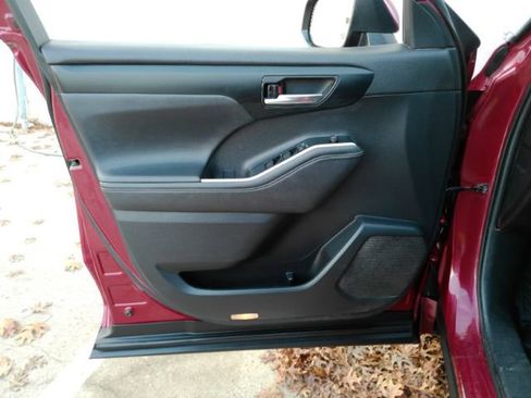 Used 2021 Toyota Highlander XLE image 15