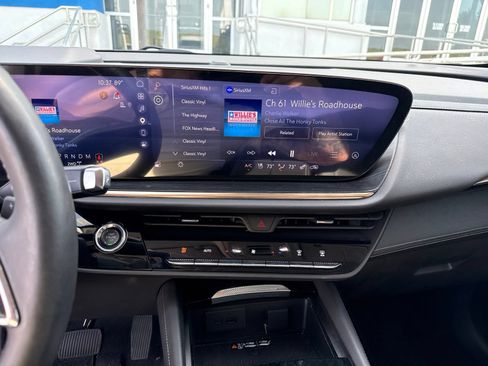 Used 2024 Buick Envision Avenir AWD/4WD image 25