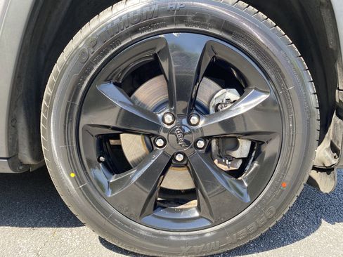 Used 2019 Jeep Cherokee Latitude Plus FWD image 13