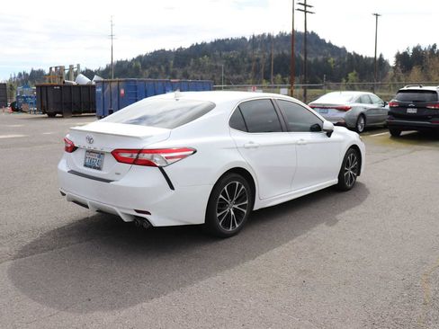Certified 2020 Toyota Camry SE image 5