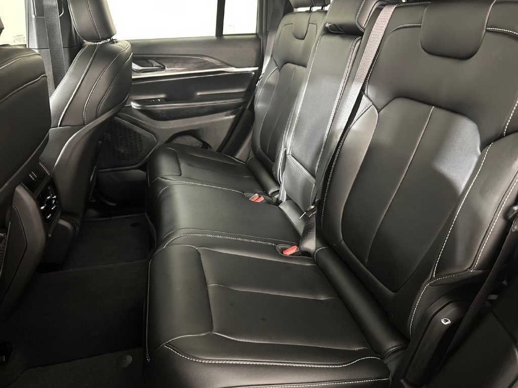 Used 2025 Jeep Grand Cherokee Limited AWD/4WD image 17