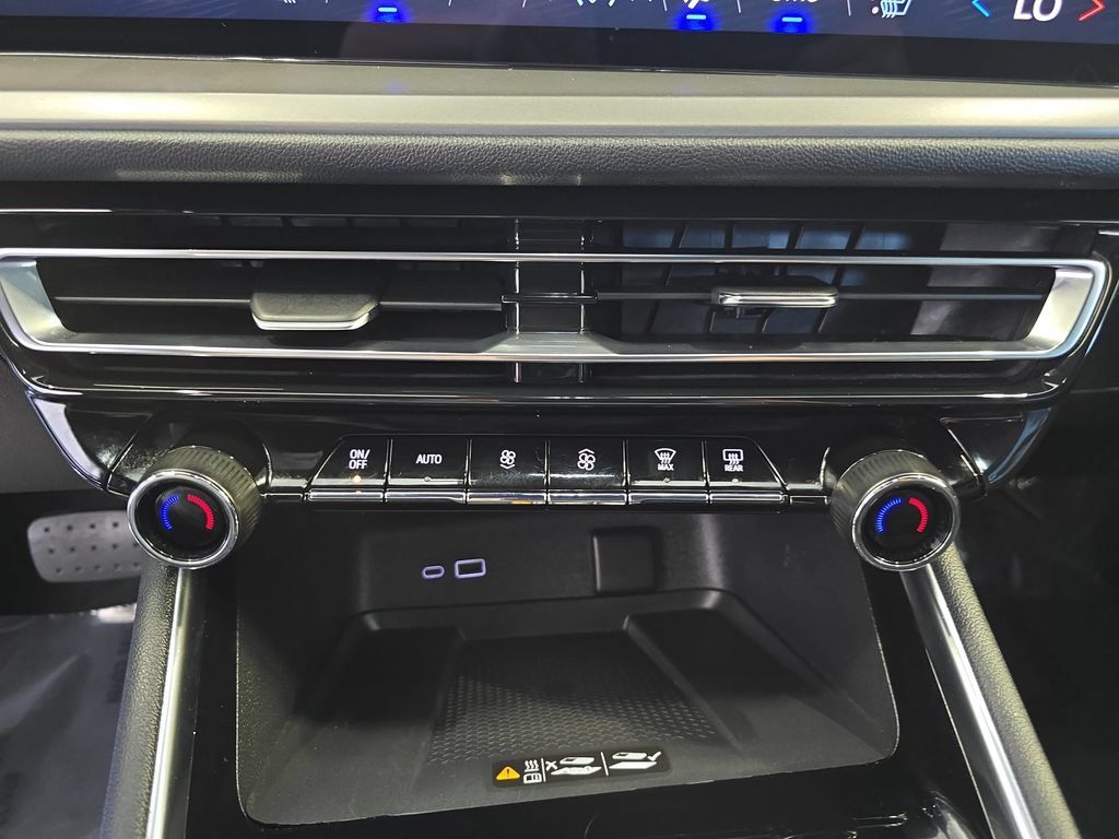 Used 2024 Chevrolet Traverse LT FWD image 23