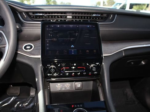 Used 2023 Jeep Grand Cherokee Limited AWD/4WD image 18