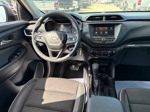Used 2021 Chevrolet TrailBlazer LS w/ LPO, Blackout Package FWD image 9