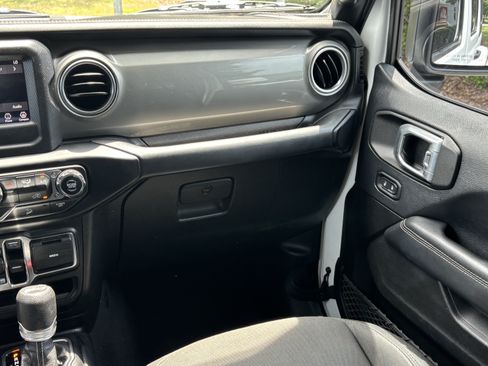 Used 2019 Jeep Wrangler Unlimited Sahara AWD/4WD image 29