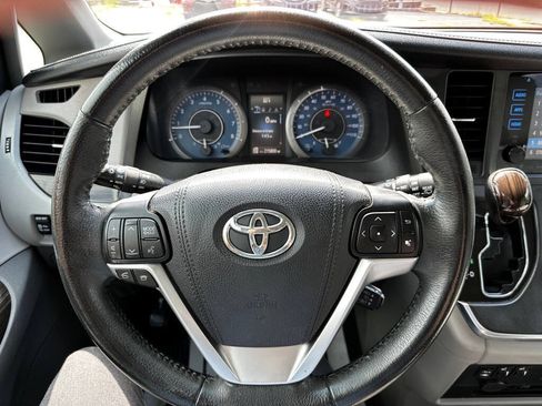 Used 2017 Toyota Sienna XLE Premium FWD image 14