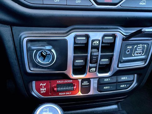 Used 2023 Jeep Gladiator Mojave w/ Cold Weather Group image 17