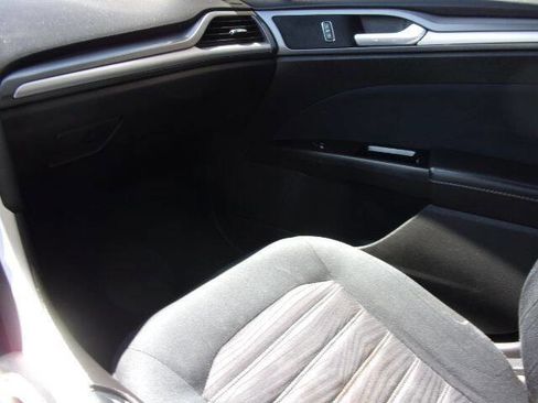 Used 2016 Ford Fusion SE image 11