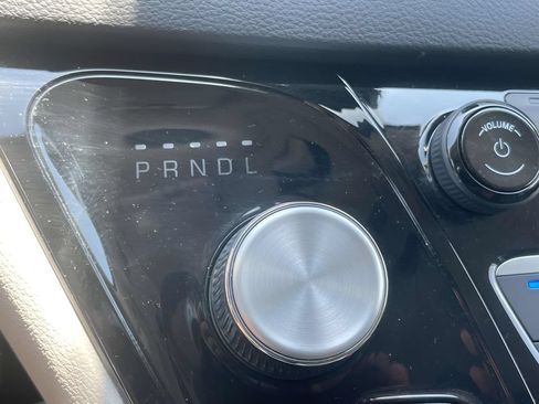 Used 2023 Chrysler Pacifica Touring-L FWD image 28