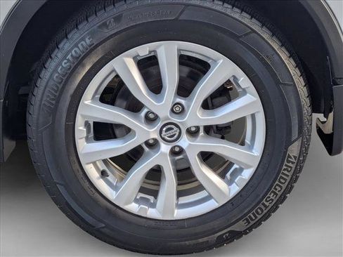 Used 2018 Nissan Rogue SV image 23