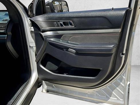 Used 2018 Ford Explorer XLT w/ Equipment Group 202A FWD image 18