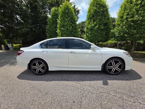 Used 2017 Honda Accord Touring image 6