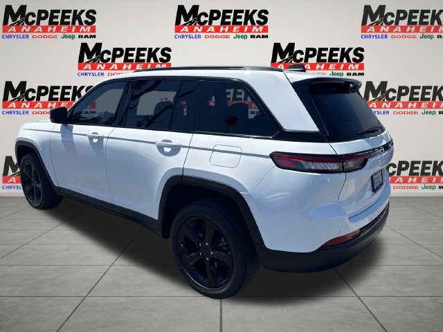 Used 2023 Jeep Grand Cherokee Altitude RWD image 3
